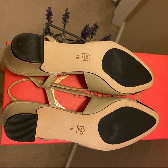 Vaneli Aliz Two-Tone Tan and Black Slingback Heels Size 7 - Picture 13 of 15